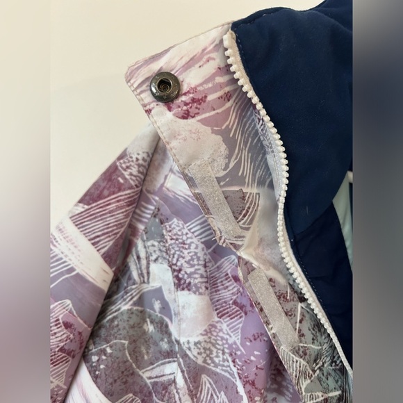 Roxy Snowboard Jacket​ - Picture 3 of 15